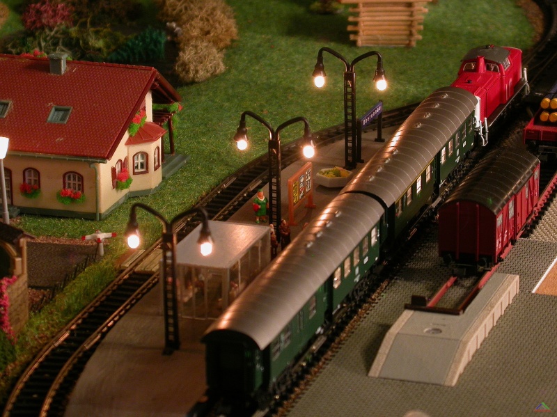 067 Ein Personenzug.JPG - Ein Personenzug im Nahverkehr talabwärts